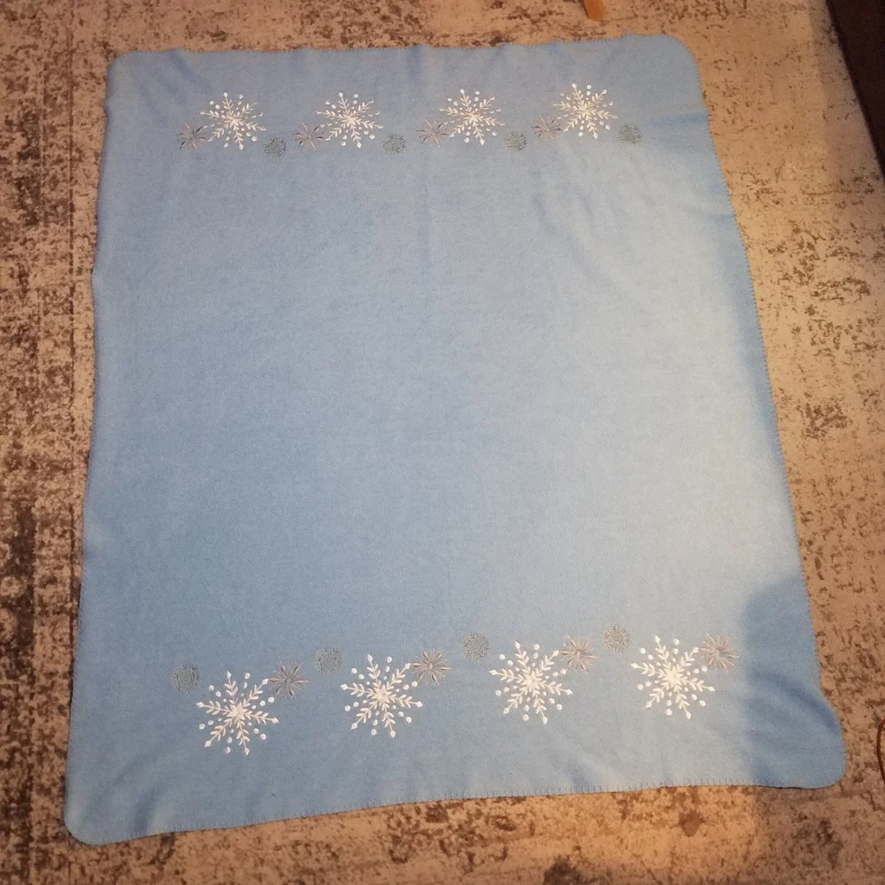 Martha Stewart Everyday Blue Snowflake Pillow & Blanket Set Fleece Blanket